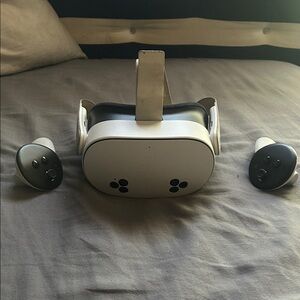 Oculus Standalone VR Headset - White and Black